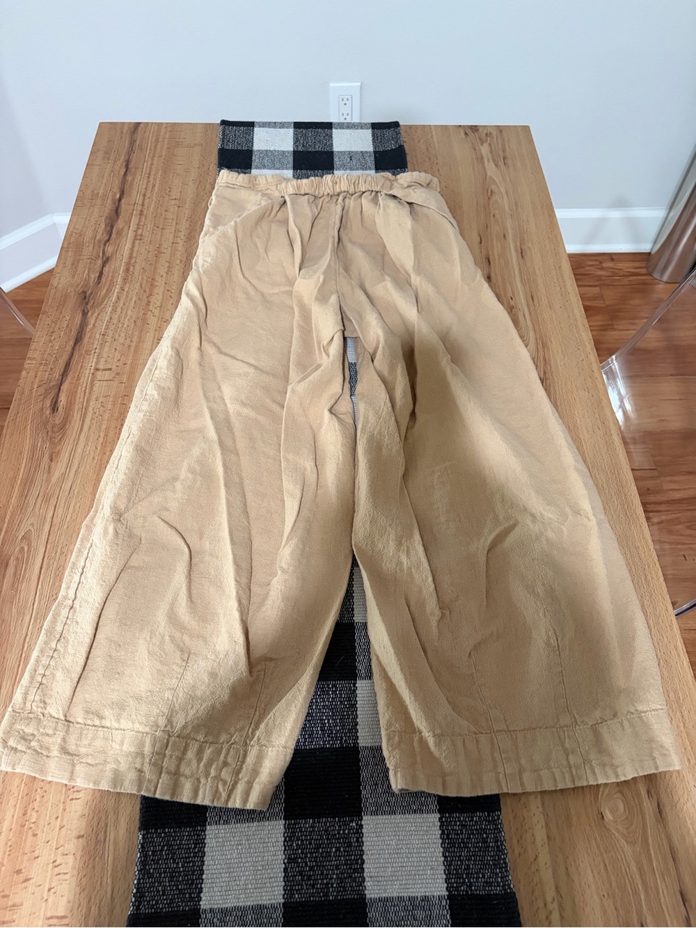 Women’s Wide-Leg linen Pants in Beige - Picture 7 of 11